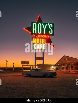 Roys Motel & Cafe Neonschild bei Nacht, an der Route 66 in der Mojave-Wüste von Kalifornien Stockfoto