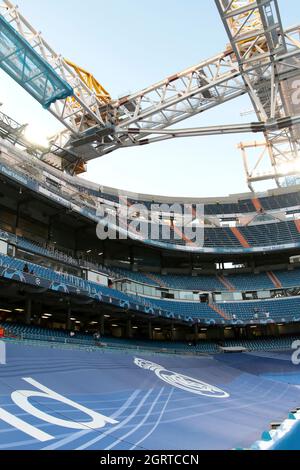 Madrid, Spanien; 28.09.2021.- Real Madrid plant, die Arbeiten am Santiago Bernabeu-Stadion im Dezember 2022, dem gleichen Datum wie vor 75 Jahren, abzuschließen. Es wurde am 14. Dezember 1947 mit einem Freundschaftsspiel zwischen Real Madrid und dem portugiesischen OS Belenenses eingeweiht, obwohl es erst 2023 sein wird, wenn es voll einsatzfähig ist. Es wird geschätzt, dass der Verein in jeder Saison zwischen 150 und 200 Millionen Euro pro Jahr aus dem Betrieb des Stadions sammeln könnte. Am vergangenen Mittwoch, nachdem das erste Champions-League-Spiel nach 580 Tagen gespielt worden war, kehrten die Arbeiten in das Santiago Bernabéu Stadion zurück Stockfoto