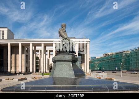 Moskau, Russland - 23. Mai 2021: Denkmal des russischen Schriftstellers Fjodor Dostojewski vor der Russischen Staatsbibliothek (Lenin-Bibliothek) am Kreuz von Wozdviz Stockfoto