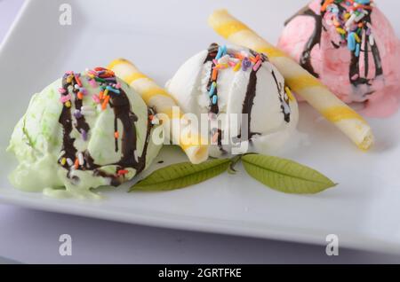 Eisbecher mit unterschiedlichem Geschmack und Geschmack. Stockfoto