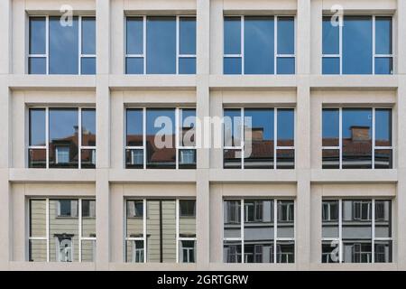 Gebäudehindreflexionen in den Glasfenstern Stockfoto