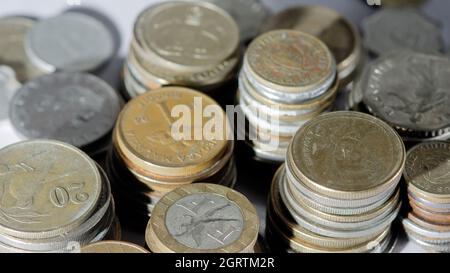 Nahaufnahme. Vintage Coins. Stapel in Zeilen und Spalten Stockfoto