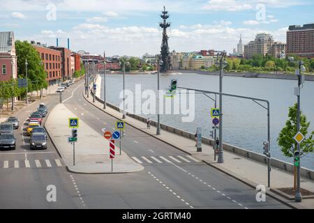 Moskau, Russland - 23. Mai 2021: Blick auf Moskwa, Pretschistenskaya-Böschungen und die Peter-der-große-Statue in Moskau-Stadt von der Krim-Brücke Stockfoto