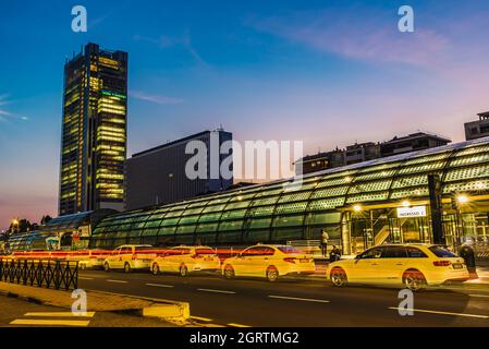 Der Bahnhof Porta Susa im Herzen von Turin ist das Symbol einer Stadt, deren Ursprünge bis in die Römerzeit zurückgehen Stockfoto