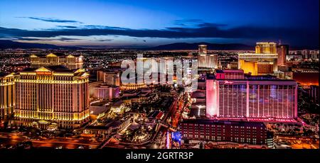 Caesars Palace und Flamingo-Hotels auf der Las Vegas Strip eine Nacht mit roten, orangefarbenen und gelben Lichtern. Las Vegas, Nevada, USA, April 29 2013 Stockfoto