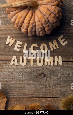 Herbstkarte zur Begrüßung. Holzbriefe bilden den Text begrüßen den Herbst Stockfoto