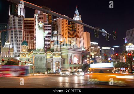 New york: Hotel in New york am Las Vegas Strip bei Nacht, Langzeitbelichtung. Las Vegas, Nevada, Vereinigte Staaten. April 28 2013 Stockfoto