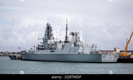 HMS Duncan, Royal Navy Typ 45 Daring Class Air Defense Destroyer in Refit auf Portsmouth Dockyard in Portsmouth, Hampshire, Großbritannien am 28. September 2021 Stockfoto
