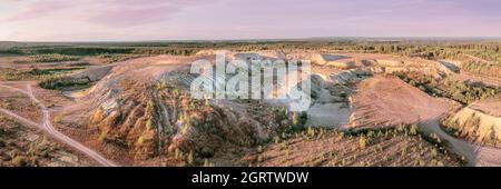 Verlassene Hügel in einem alten verlassenen Steinbruch. Große industrielle Panoramalandschaft, Luftaufnahme Stockfoto