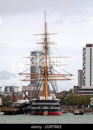 Blick auf das Heck der HMS Warrior vom Meer in Portsmouth Harbour, Hampshire, Großbritannien, am 28. September 2021 Stockfoto