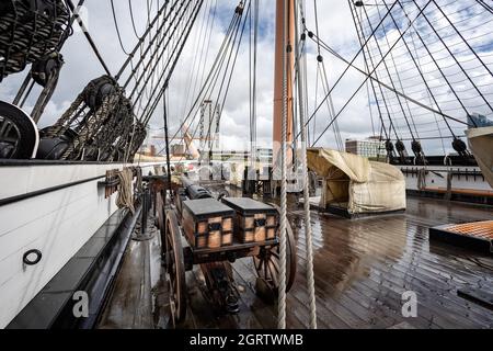 Kanonen auf dem Oberdeck der HMS Warrior in Portsmouth Dockyard, Hampshire, Großbritannien am 28. September 2021 Stockfoto