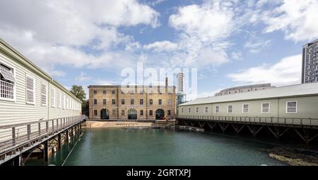 Außenansicht der Attraktion Action Stations, die am 28. September 2021 im Boathouse 6 in Portsmouth Historic Dockyard, Hampshire, Großbritannien, untergebracht ist Stockfoto