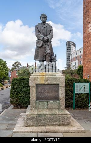 Gedenkstatue von Kapitän Robert Scott, Scott der Antraktien, in Portsmouth Dockyard, Hampshire, Großbritannien am 28. September 2021 Stockfoto