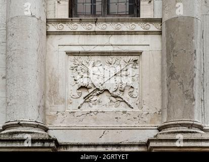 Bas-Relief an der façade der Gallerie dell'Accademia, einer Museumsgalerie für Kunst aus der Zeit vor dem 19. Jahrhundert in Venedig, Norditalien Stockfoto