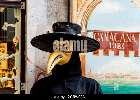 Karnevalsmaske, die die Maske reproduziert, die von Pestärzten getragen wird, um sie vor der Bubonic Pest zu schützen, in einem traditionellen Geschäft von Venedig, Italien Stockfoto