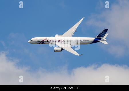 Das Airbus A350-Düsenflugzeug feiert das öffentliche Debüt des brandneuen Typs auf der Farnborough 2014 in Katar-Lackierung. Katar ist der Launch-Kunde des XWB Stockfoto