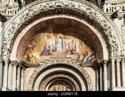 Die zentrale Lünette über dem Hauptportal an der façade der Markusbasilika auf dem Markusplatz, die das jüngste Gericht darstellt, Venedig, Italien, E Stockfoto