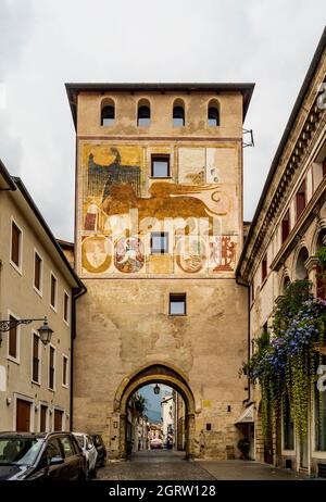 Die mit Fresken bemalten Porta Dieda (Tor von Dieda), die Überreste der minderwertigen Burg, in Bassano del Grappa, Provinz Vicenza, Venetien, Italien Stockfoto