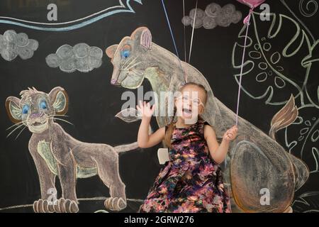 Schönes Mädchen mit Down-Syndrom feiert ihren Geburtstag Stockfoto