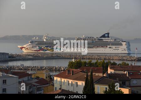 Marseille, Frankreich. Oktober 2021. Das norwegische Jewel-Schiff kommt im französischen Mittelmeerhafen Marseille an. (Bild: © Gerard Bottino/SOPA Images via ZUMA Press Wire) Quelle: ZUMA Press, Inc./Alamy Live News Stockfoto