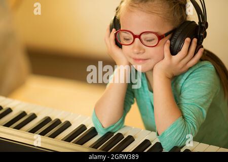 Mädchen mit Down-Syndrom genießt Musik Stockfoto