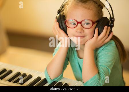 Mädchen mit Down-Syndrom genießt Musik Stockfoto