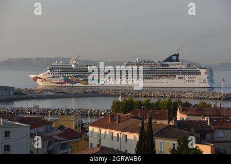 Marseille, Frankreich. Oktober 2021. Das norwegische Jewel-Schiff kommt im französischen Mittelmeerhafen Marseille an. (Foto von Gerard Bottino/SOPA Images/Sipa USA) Quelle: SIPA USA/Alamy Live News Stockfoto