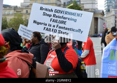 London, Großbritannien. Oktober 2021. Während der Demonstration hält ein Protestant ein Plakat.die Menschen aus Biafra (östlicher Teil von Nigeria) und die indigenen Menschen von Biafra versammelten sich am Trafalgar Square und marschierten zur Downing Street, um das Referendum in Nigeria für die friedliche Trennung von Biafra von Nigeria zu fordern. Kredit: SOPA Images Limited/Alamy Live Nachrichten Stockfoto