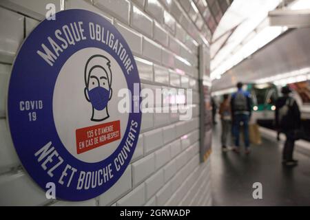 Paris, Frankreich, 1. Oktober 2021: In einer Metro-Station heißt es in einer Mitteilung: „Masque Obligatoire“, Maske über Nase und Mund obligatorisch und warnt vor einer Geldstrafe von 135 Euro wegen Nichteinhaltung. Fast jeder trägt bei Bedarf Gesichtsmasken, um die Ausbreitung des Coronavirus und das Risiko von Covid-19 zu reduzieren. Anna Watson/Alamy Live News Stockfoto