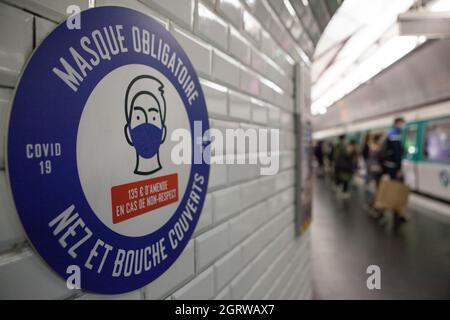 Paris, Frankreich, 1. Oktober 2021: In einer Metro-Station heißt es in einer Mitteilung: „Masque Obligatoire“, Maske über Nase und Mund obligatorisch und warnt vor einer Geldstrafe von 135 Euro wegen Nichteinhaltung. Fast jeder trägt bei Bedarf Gesichtsmasken, um die Ausbreitung des Coronavirus und das Risiko von Covid-19 zu reduzieren. Anna Watson/Alamy Live News Stockfoto