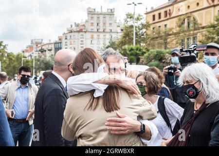 Barcelona, Spanien. Oktober 2021. Der Präsident von Omnium Cultural, Jordi Cuixart, wird während des Gedenkens die Präsidentin des Parlaments von Katalonien, Laura Borras, begrüßen.Vertreter aller katalanischen Unabhängigkeitsparteien und -Einheiten gedachten des vierten Jahrestages des katalanischen Unabhängigkeitsreferendums von 2017, das von der katalanischen Vereinigung Omnium Cultural einberufen wurde. (Foto von Thiago Prudencio/SOPA Images/Sipa USA) Quelle: SIPA USA/Alamy Live News Stockfoto