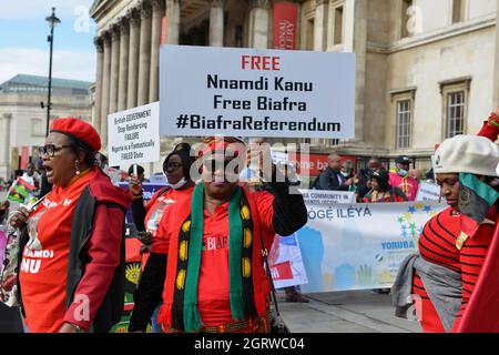 London, Großbritannien. Oktober 2021. Während der Demonstration hält ein Protestant ein Plakat.die Menschen aus Biafra (östlicher Teil von Nigeria) und die indigenen Menschen von Biafra versammelten sich am Trafalgar Square und marschierten zur Downing Street, um das Referendum in Nigeria für die friedliche Trennung von Biafra von Nigeria zu fordern. (Foto von Thomas Krych/SOPA Images/Sipa USA) Quelle: SIPA USA/Alamy Live News Stockfoto