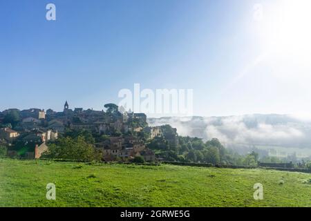 Am frühen Morgen Nebel über der Stadt Belves in südfrankreich Stockfoto