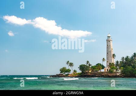 Schöner Strand und Weißer Leuchtturm Dondra in Sri Lanka. Stockfoto