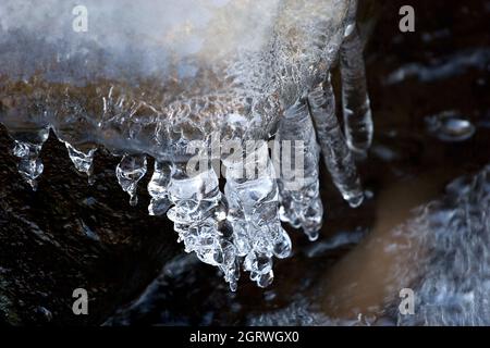 Eiszapfen über dem Fluss Stockfoto