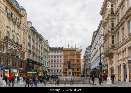 30 Mai 2019 Wien, Österreich - Stadtbild Blick auf eine der schönsten Städte Europas - Wien. Menschen auf der Straße, Stadtleben in Wien. Wolkiger Frühling Stockfoto