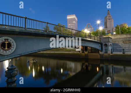 Brücke in Downtown Providence bei Blue Hour Stockfoto