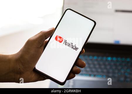 West Bangal, Indien - 28. September 2021 : Youtube-Logo auf Handy-Bildschirm Stock Bild. Stockfoto
