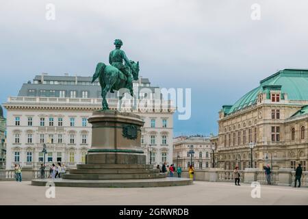 30 Mai 2019 Wien, Österreich - Statue Von Erzherzog Albrecht Vor Der Albertina. Wolkenverhangener Himmel, Wiener Staatsoper auf dem Rücken Stockfoto