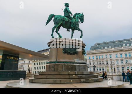 30 Mai 2019 Wien, Österreich - Statue Von Erzherzog Albrecht Vor Der Albertina. Wolkenverhangener Himmel, Wiener Staatsoper auf dem Rücken Stockfoto