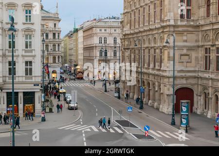 30 Mai 2019 Wien, Österreich - die Wiener Staatsoper. Die Fassaden sind in Bögen im Renaissance-Stil dekoriert. Blick auf die Straße Stockfoto