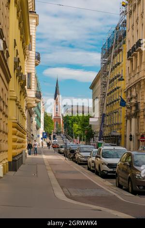 30 Mai 2019 Wien, Österreich - Stadtbild Blick auf eine der schönsten Städte Europas - Wien. Menschen auf der Straße, Stadtleben in Wien. Wolkiger Frühling Stockfoto