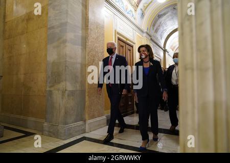 Washington DC, USA 01. Okt. 2021. Die Sprecherin des US-Repräsentantenhauses, Nancy Pelosi, begleitet Präsident Joe Biden, um am Freitag, den 1. Oktober 2021, im US-Kapitol in Washington, DC, mit dem demokratischen Parteivorsitzenden des Repräsentantenhauses über den Plan für eine einBillion-Infrastruktur zu sprechen. Foto von Chris Kleponis/UPI Kredit: UPI/Alamy Live News Stockfoto