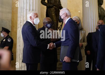 Washington DC, USA 01. Okt. 2021. Der Präsident der Vereinigten Staaten, Joe Biden, wird vom Mehrheitsführer des US-Repräsentantenhauses, Steny Hoyer, begrüßt, als er am Freitag, den 1. Oktober 2021, mit dem demokratischen Repräsentantenhaus des Repräsentantenhauses über den Plan für eine Infrastruktur von einer Milliarde US-Dollar im US-Kapitol in Washington, DC, spricht. Foto von Chris Kleponis/UPI Kredit: UPI/Alamy Live News Stockfoto