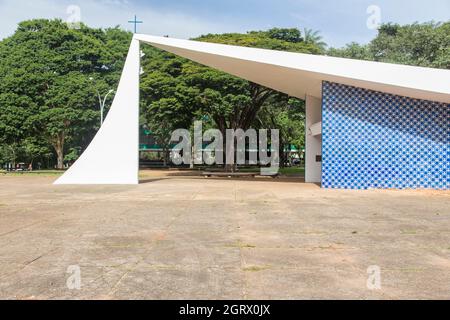 Igrejinha da 307/308 Capela Nossa Senhora de Fátima Arquitetura Oscar Niemeyer Azulejos Athos Bulcão Brasília Brasilien [kleine Kirche von 307/308 Cha Stockfoto