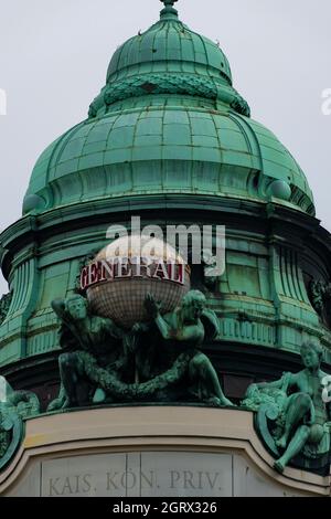 30 Mai 2019 Wien, Österreich - Bronzedach mit Eckdekor am Lobkowitzplatz, Frey Wille-Shop gegenüber der Albertina. Wolkiger Himmel Stockfoto