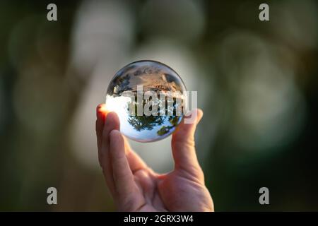 Blick auf Sri Lanka durch eine Glaskugel, Sonnenuntergang im Sommer. Stockfoto