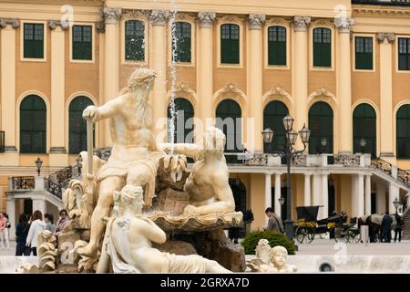 31 Mai 2019 Wien, Österreich - Ehrenhof-Brunnen vor Schloss Schönbrunn. Wolkiges Frühlingswetter Stockfoto