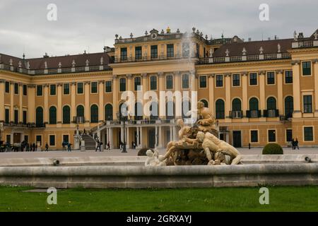 31 Mai 2019 Wien, Österreich - Ehrenhof-Brunnen vor Schloss Schönbrunn. Wolkiges Frühlingswetter Stockfoto