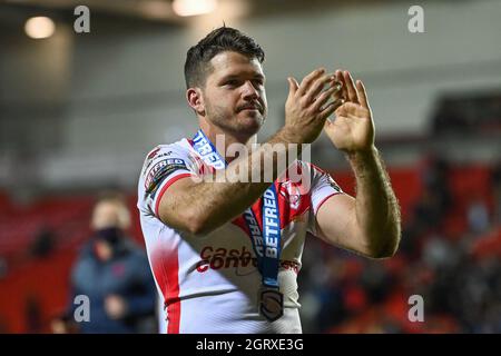 Lachlan Coote (1) von St. Helens applaudiert den Fans am Ende des Spiels Stockfoto